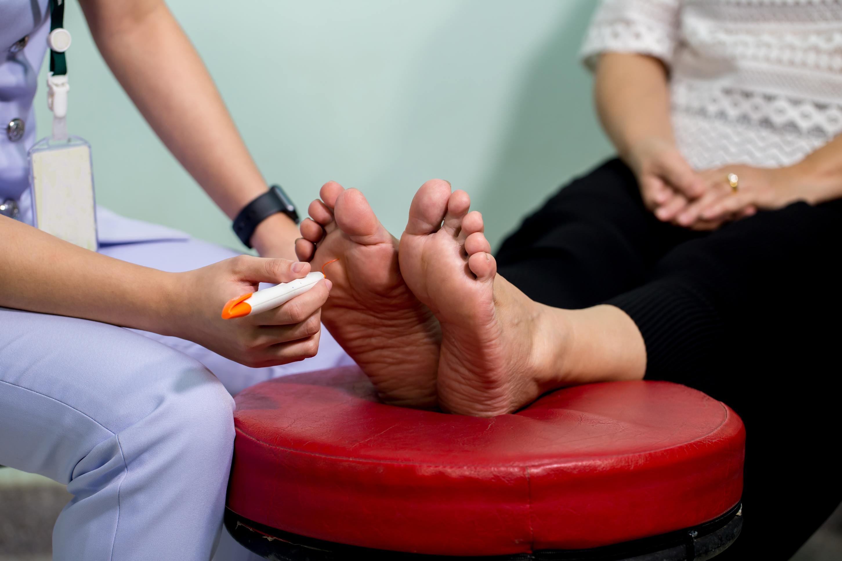 Läkare neurolog undersöker kvinnlig patient